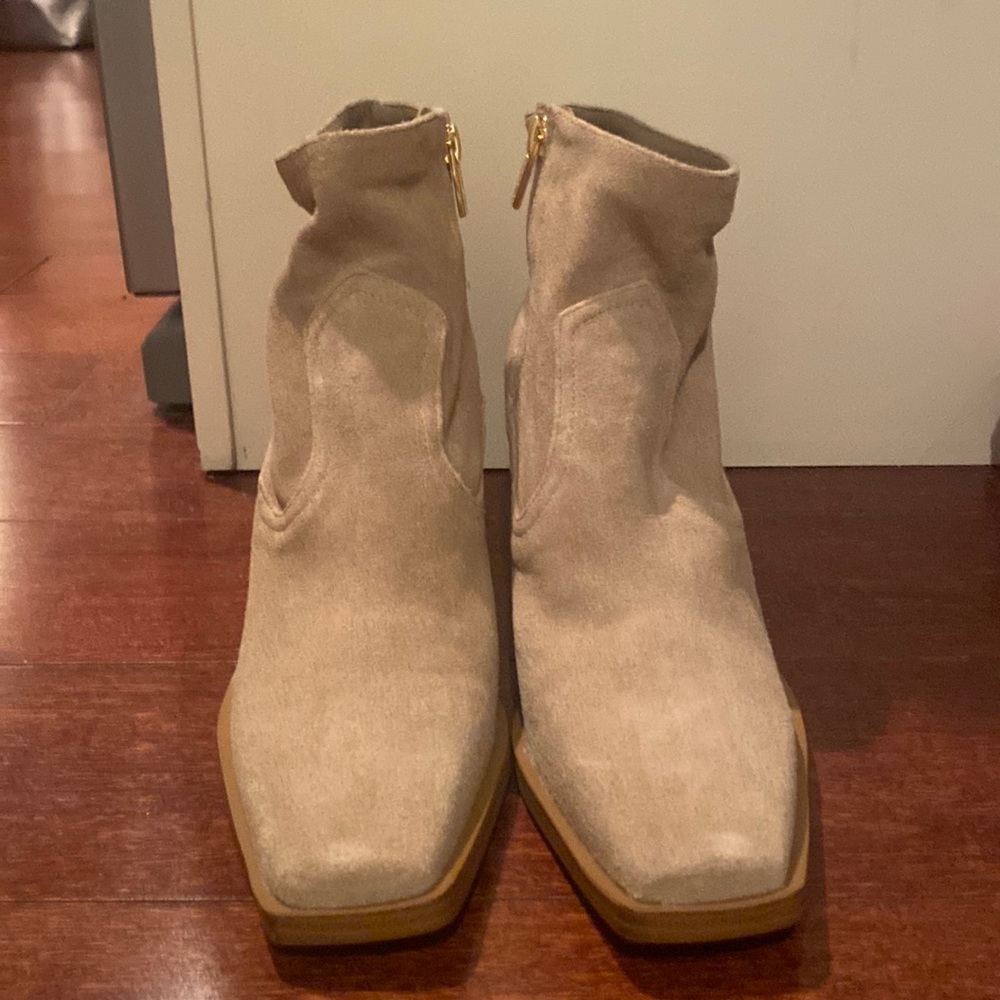 Brand new Vince Camuto boots size 10.